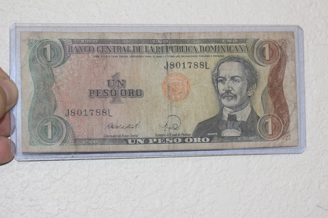 Dominican Republic One Peso Bank Note: as shown