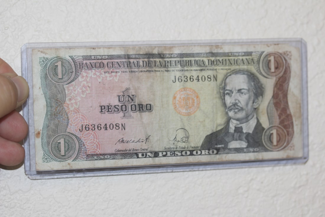 Dominican Republic One Peso Bank Note: as shown
