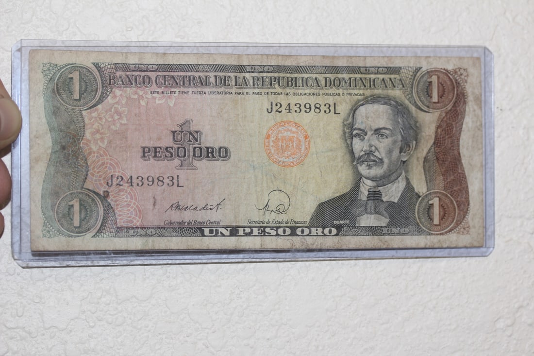 Dominican Republic One Peso Bank Note: as shown
