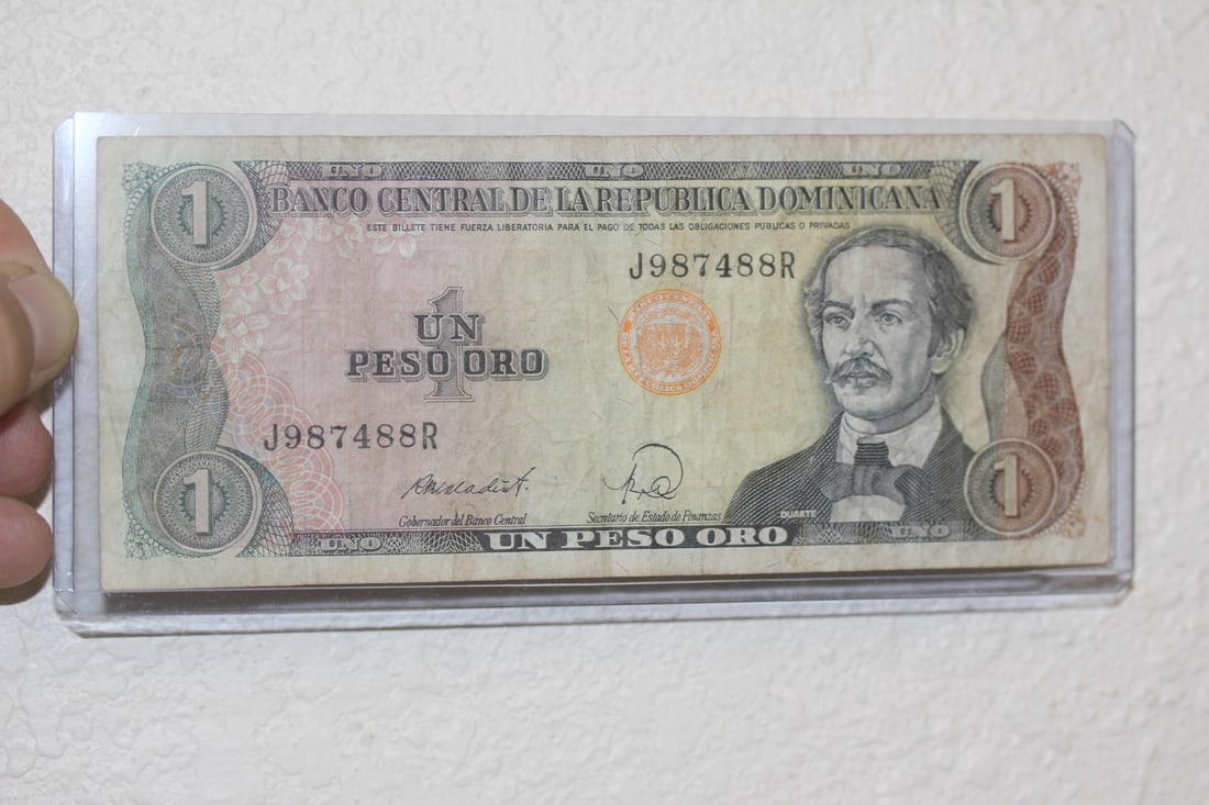 Dominican Republic One Peso Bank Note: as shown