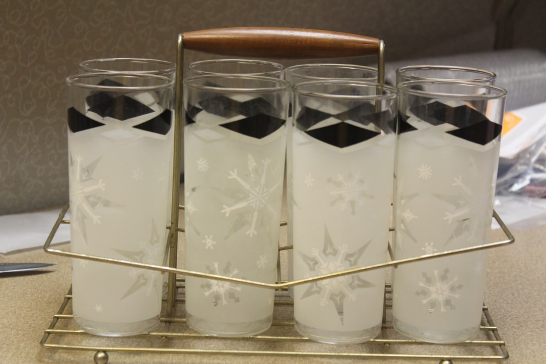 1950's Set of 8 Water Tumblers: and rack - nice looking set - water tumbler= 6 3/4" tall