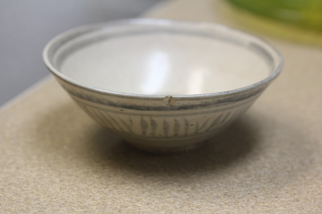 Chinese Pottery Bowl: 19th century - please note: one chip as shown - 5" in diameter