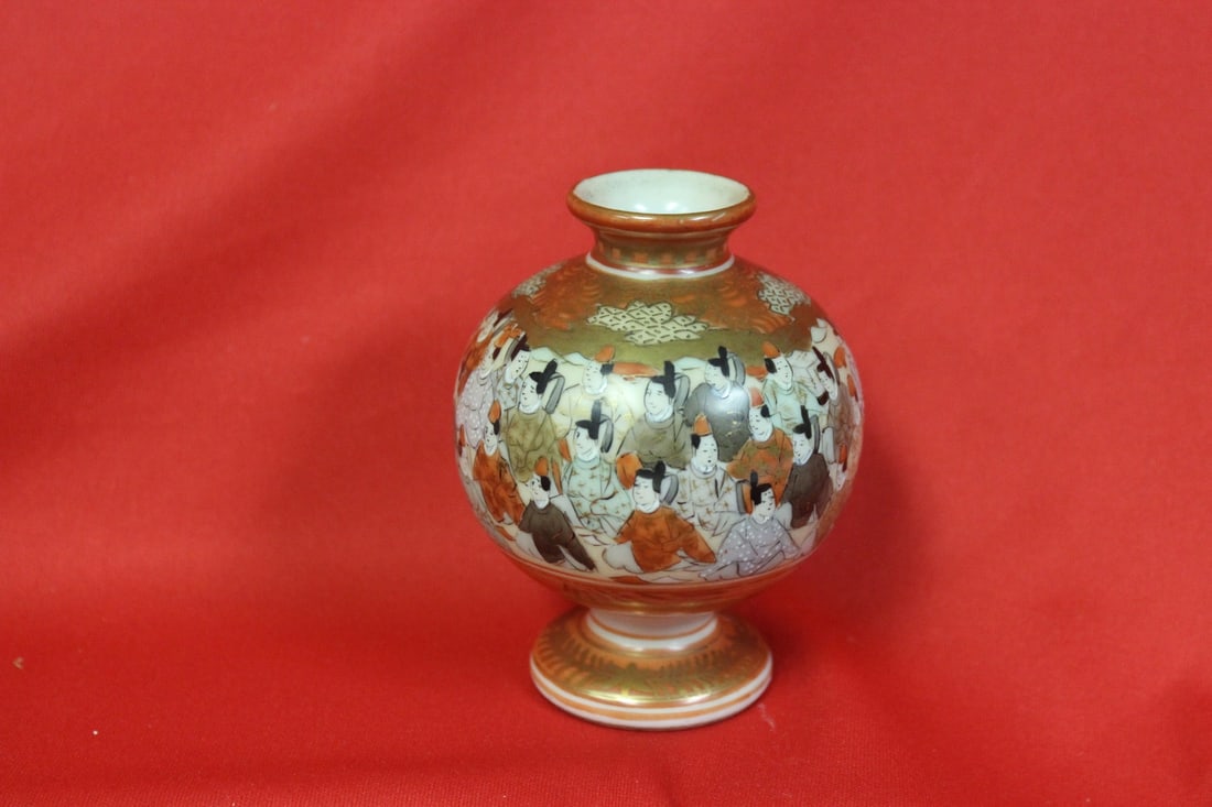 An Antique/Vintage Kutani Bottle: 3 7/8" tall