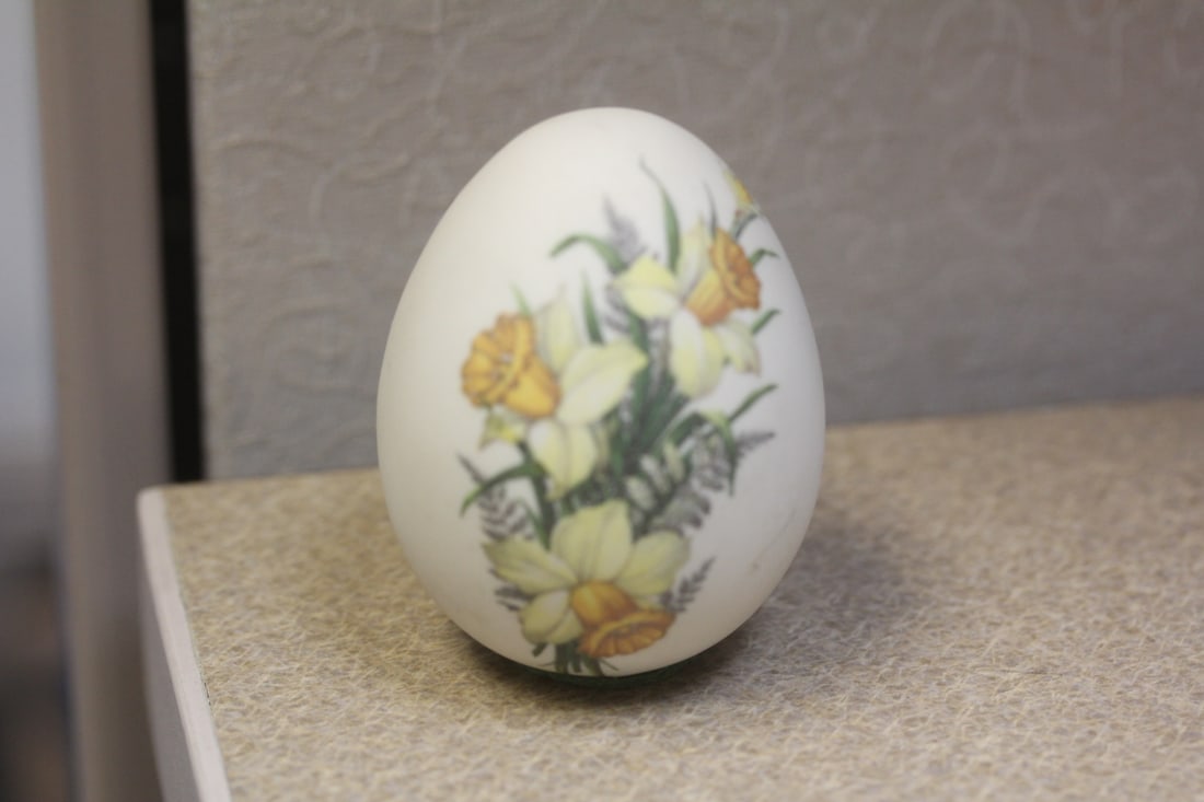 Decorative Egg: 2 5/8" across