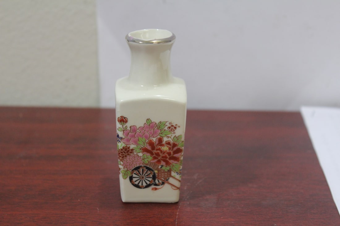A Japanese Ceramic Vase: 3 3/4" tall