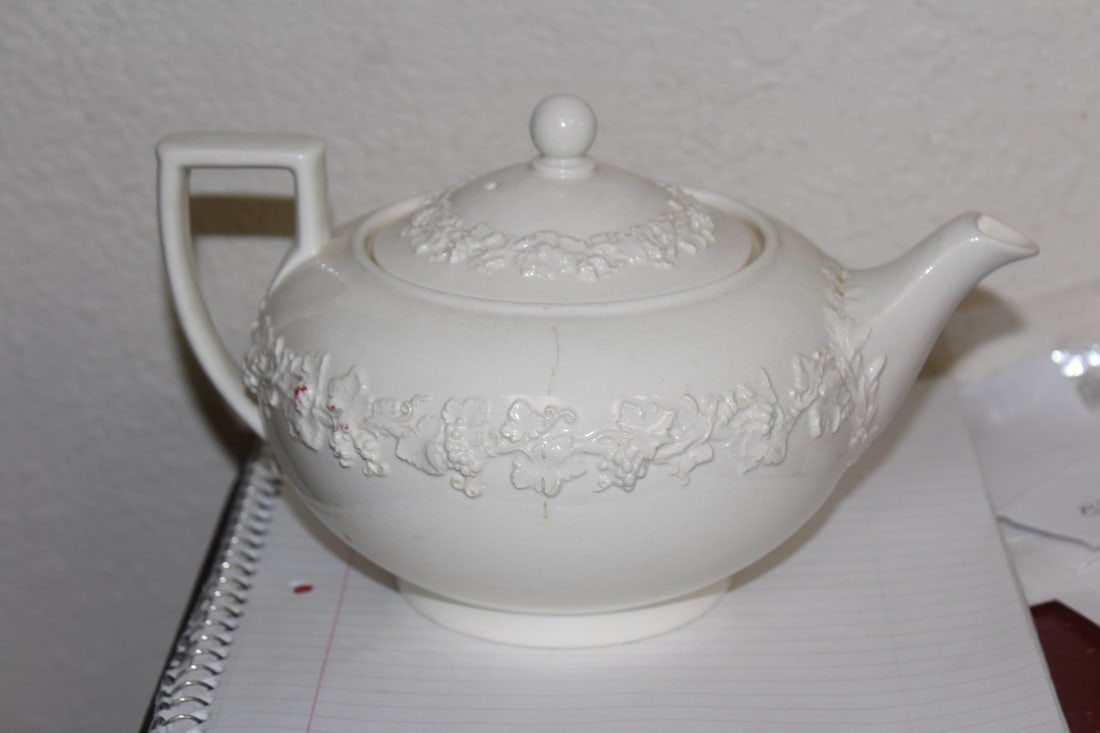 A Wedgwood Queensware Teapot: 8 3/4" across