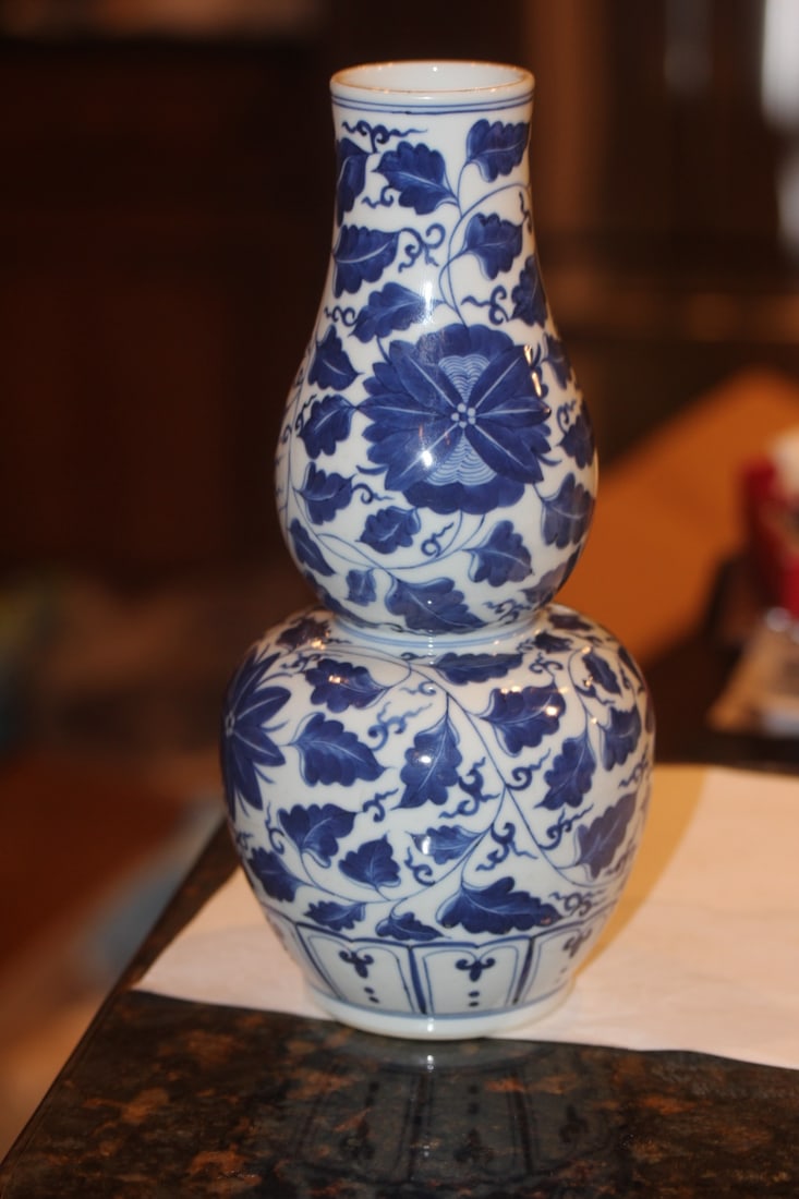 Chinese Blue and White Gourd Shape Vase: signed - 10 inches tall