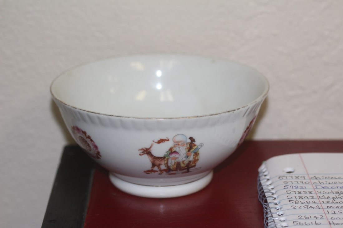 Vintage Hand Painted Chinese Bowl: 6" in diameter