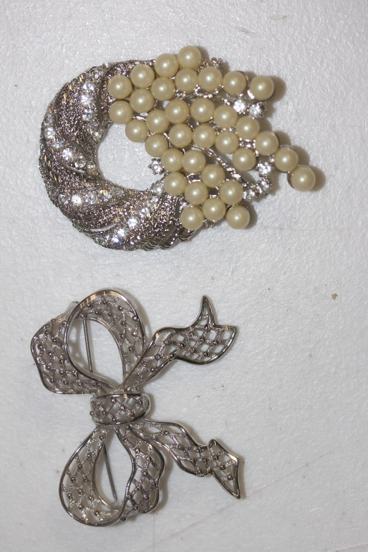 Lot of 2 Brooches: as shown on photos