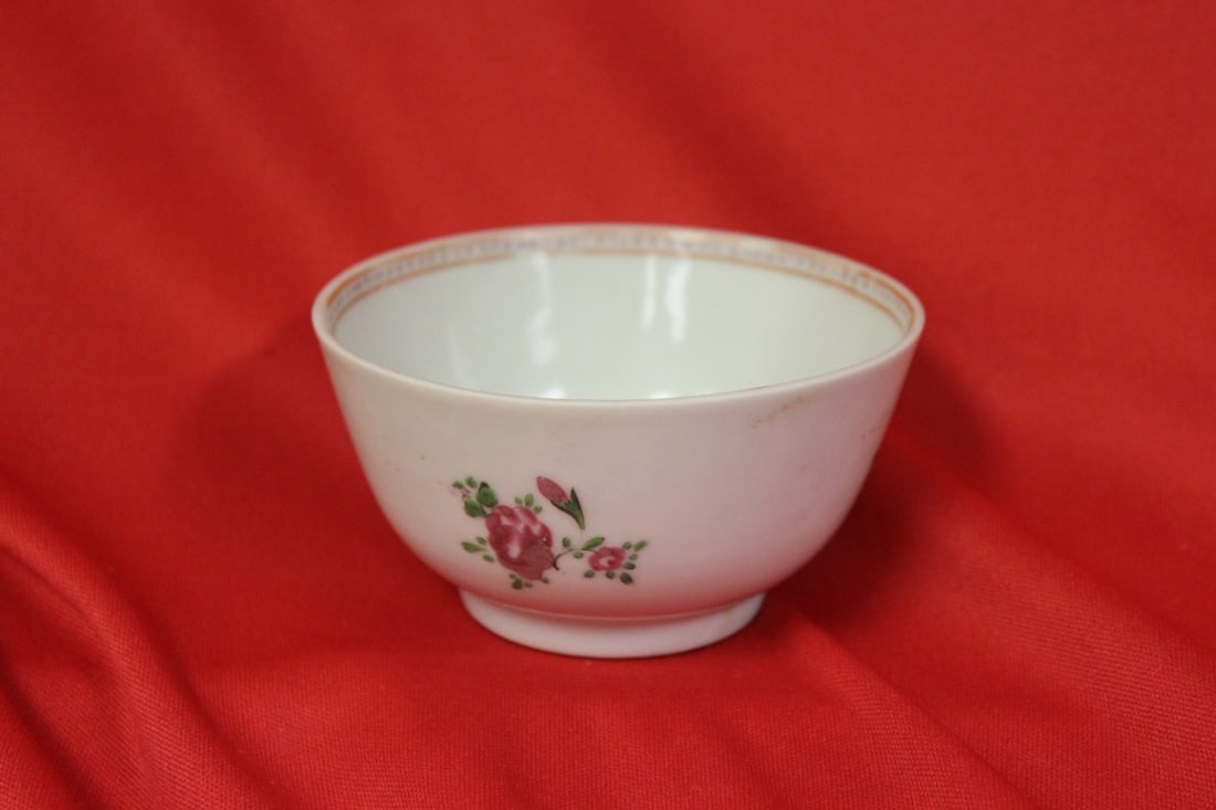 A Chinese Export Porcelain Bowl: 19th century - 3 1/2" in diameter