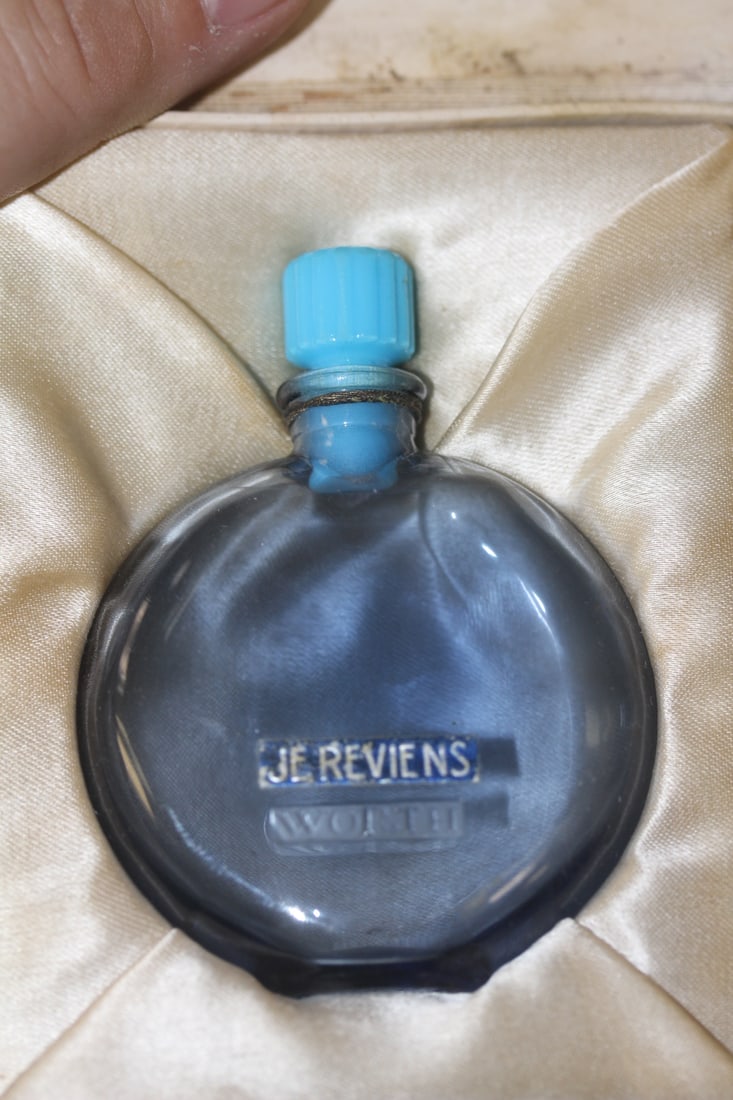 R. Lalique Empty Perfume Bottle (1 of 4)