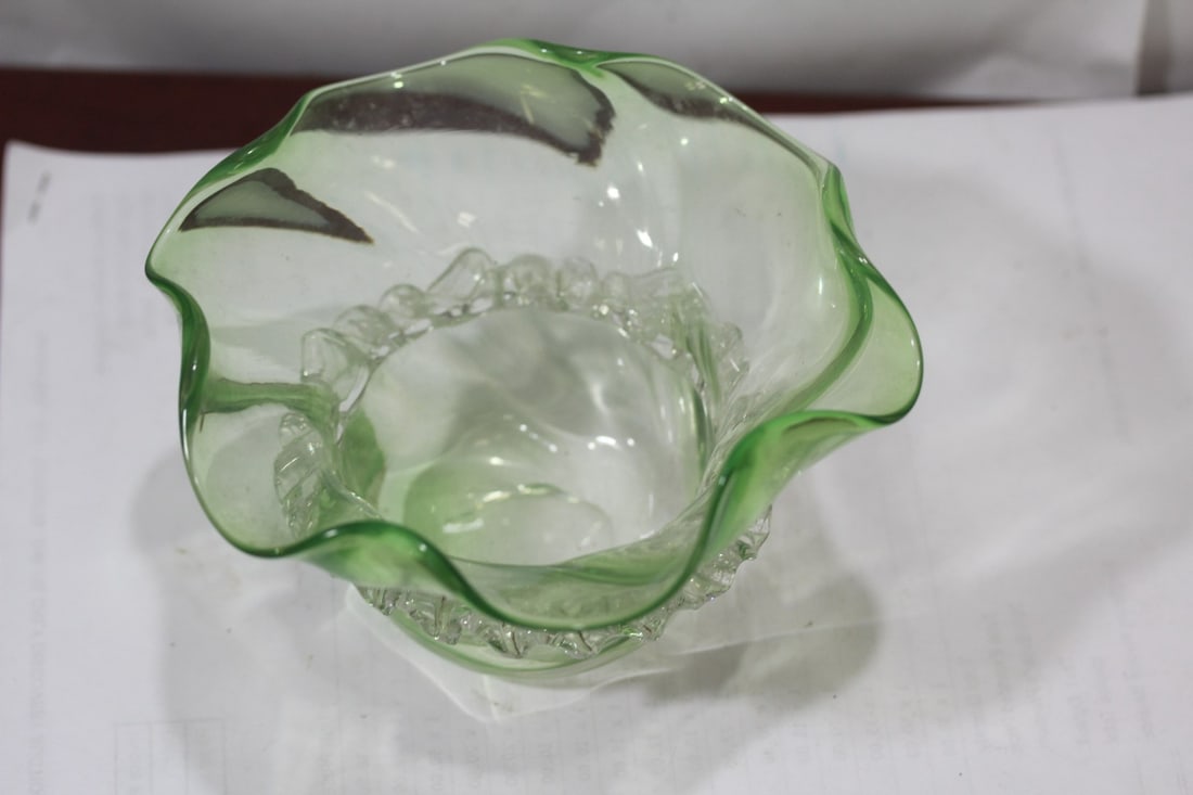 An Artglass Bowl: 5 5/8" in diameter