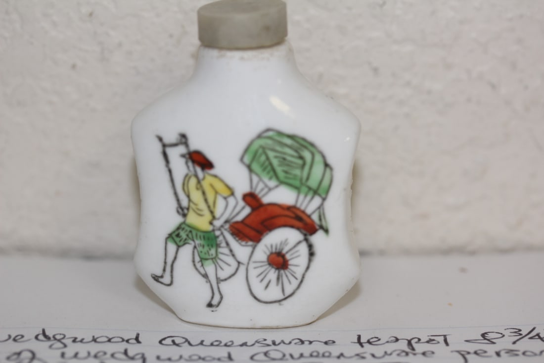 Chinese Porcelain Snuff Bottle (1 of 7)
