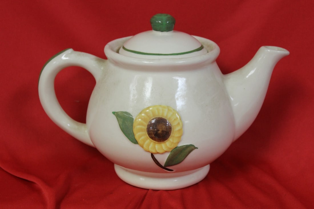 A Shawnee Teapot: 9 1/2" wide