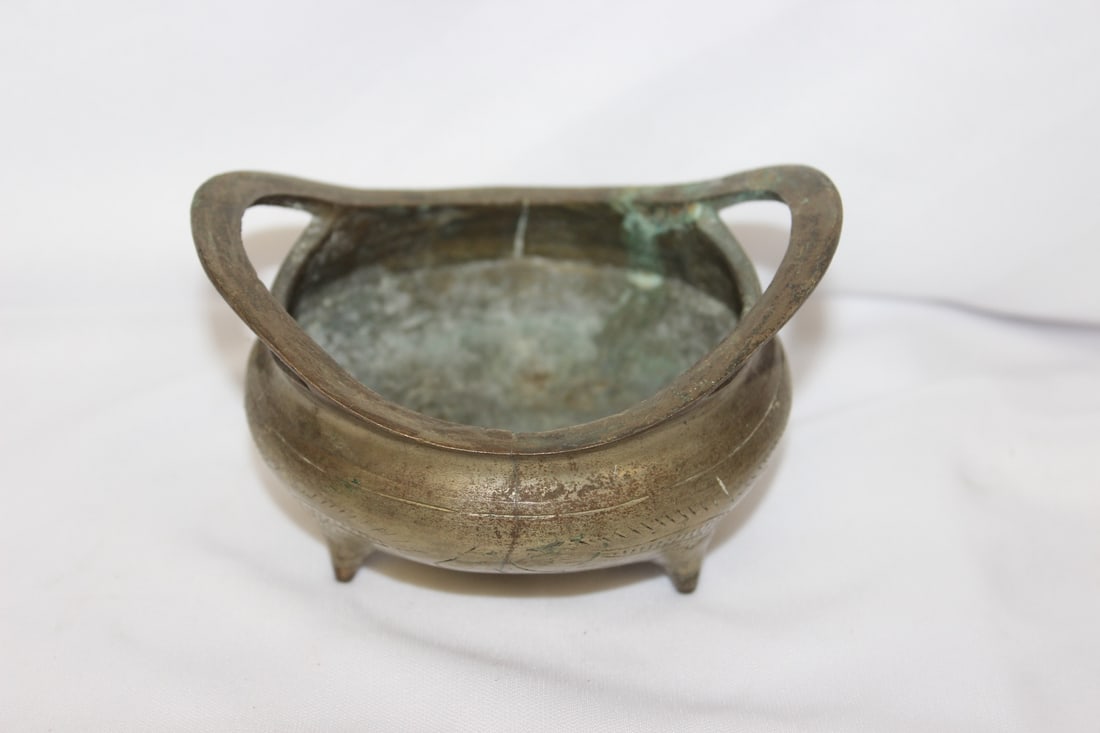 A Signed Urn: Marked China - 4 1/4" long