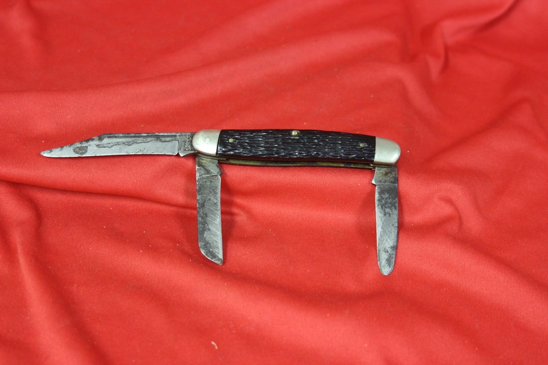 A Kutmaster Knife: 4" long when folded
