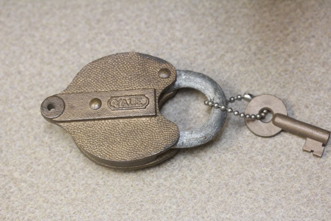 Old Yale Lock with Key (1 of 2)