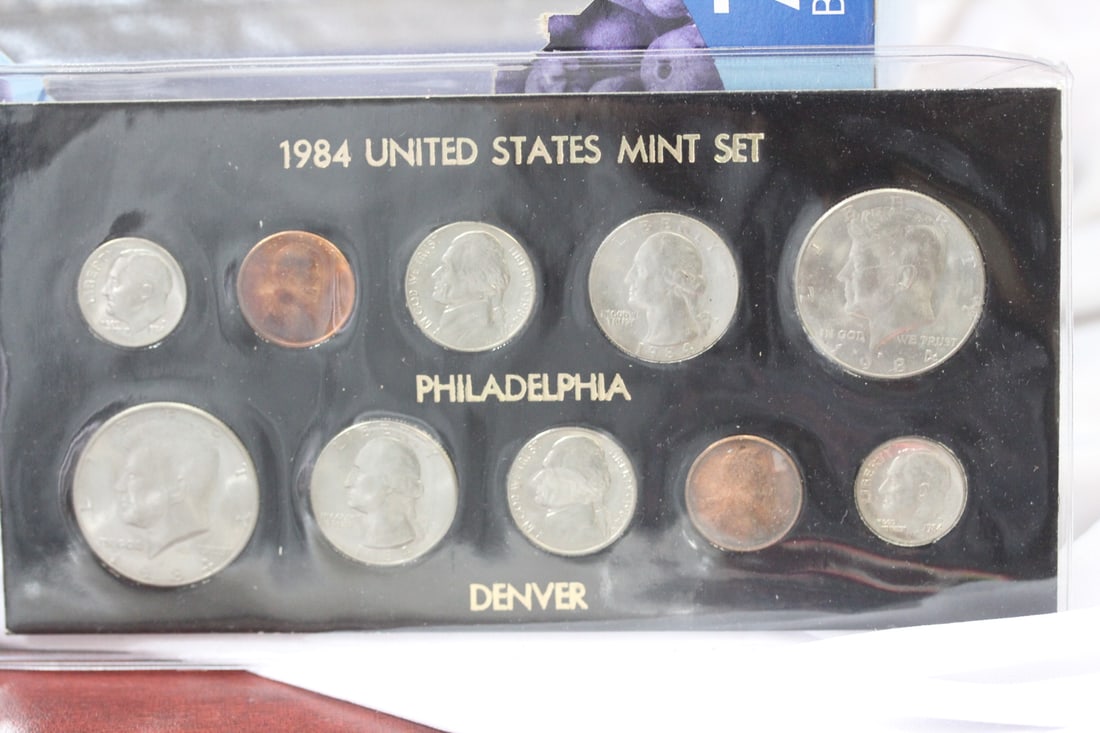 A 1984 Us Mint Set: Philadephia and Denver - 10-coin set