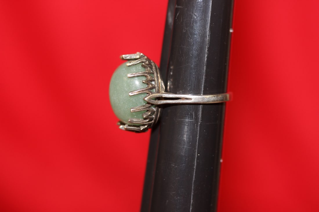 A Jade and Sterling Ring - 2
