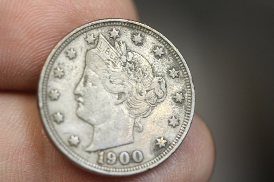 1900 V Nickel: beautiful coin