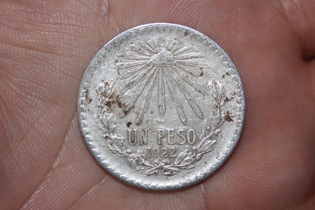 1922 Mexico Un Peso Coin: 72% silver coin