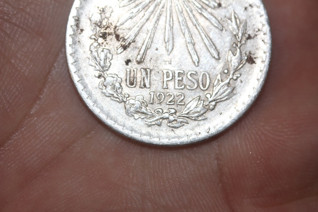 1922 Mexico Un Peso Coin - 2