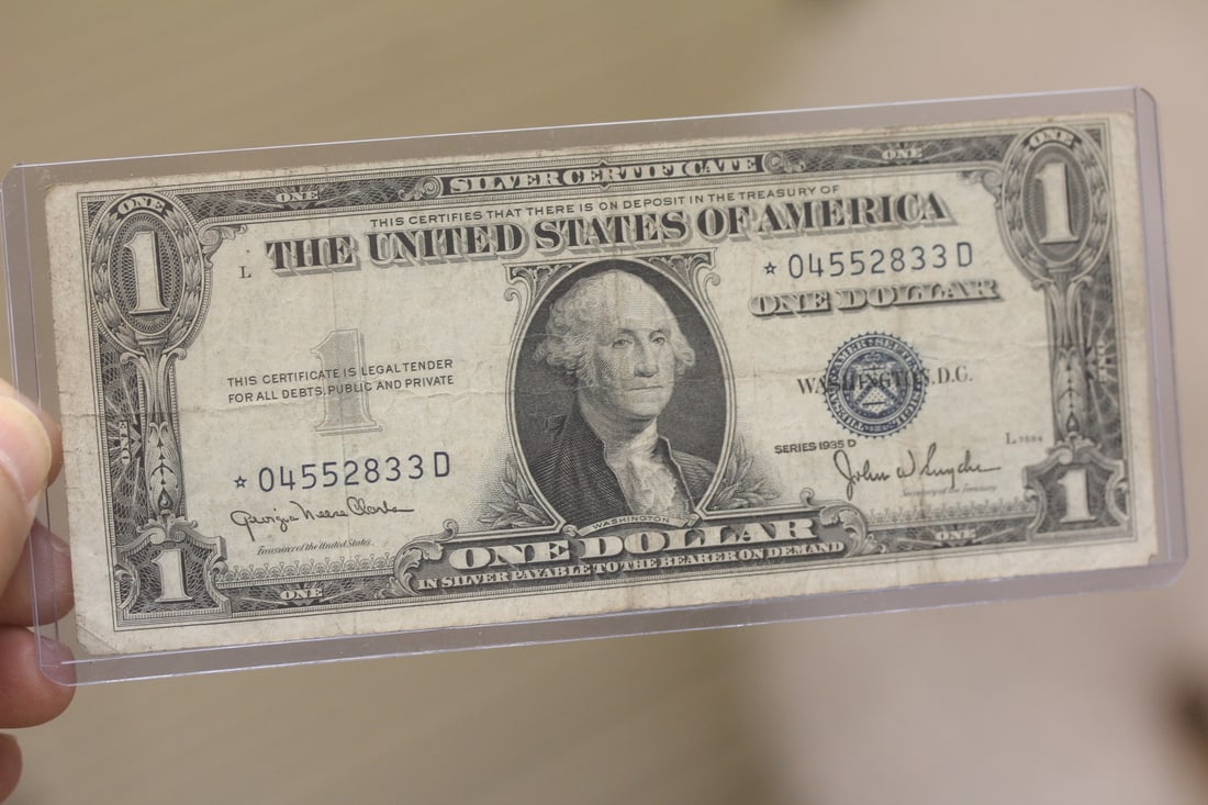 Misalligned 1935 Blue Seal $1.00 Star Note: as shown