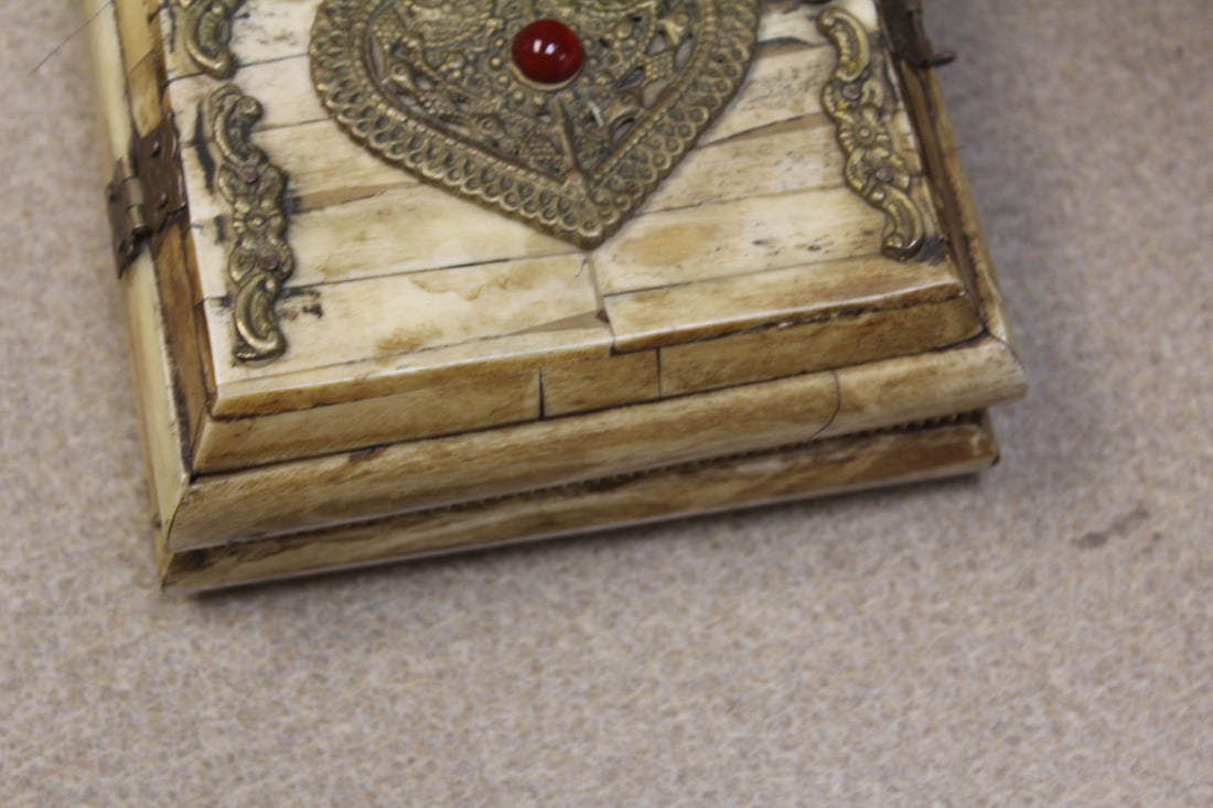 Vintage B o n e Box - 10