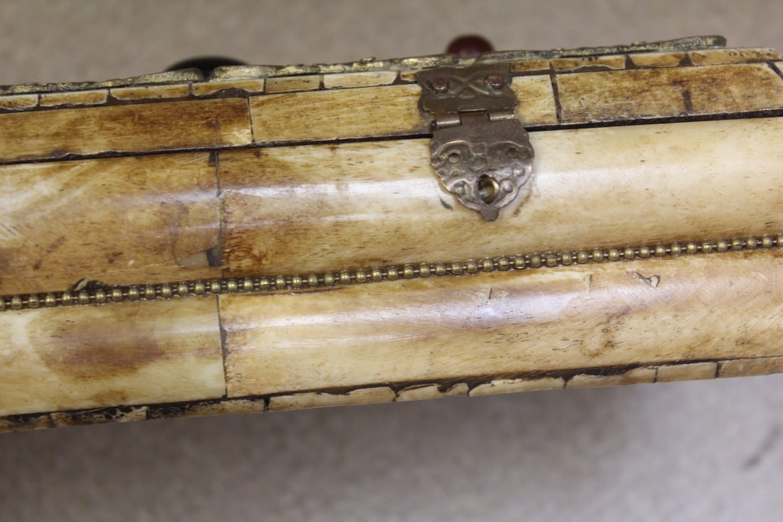 Vintage B o n e Box - 4