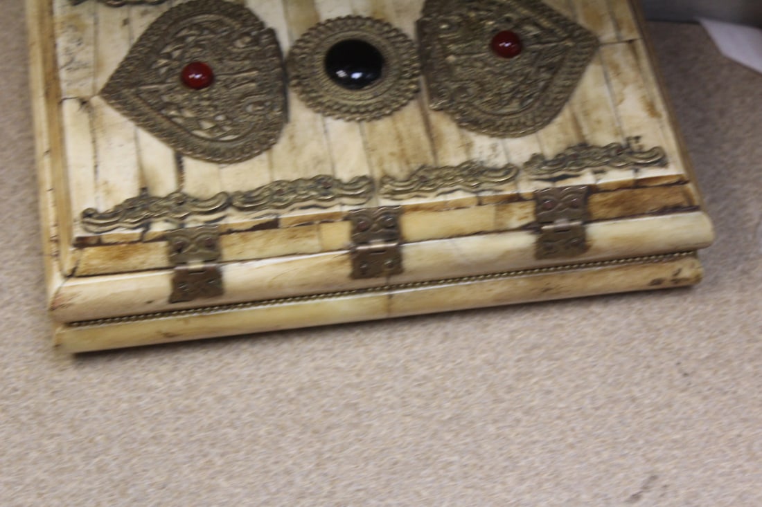 Vintage B o n e Box - 8