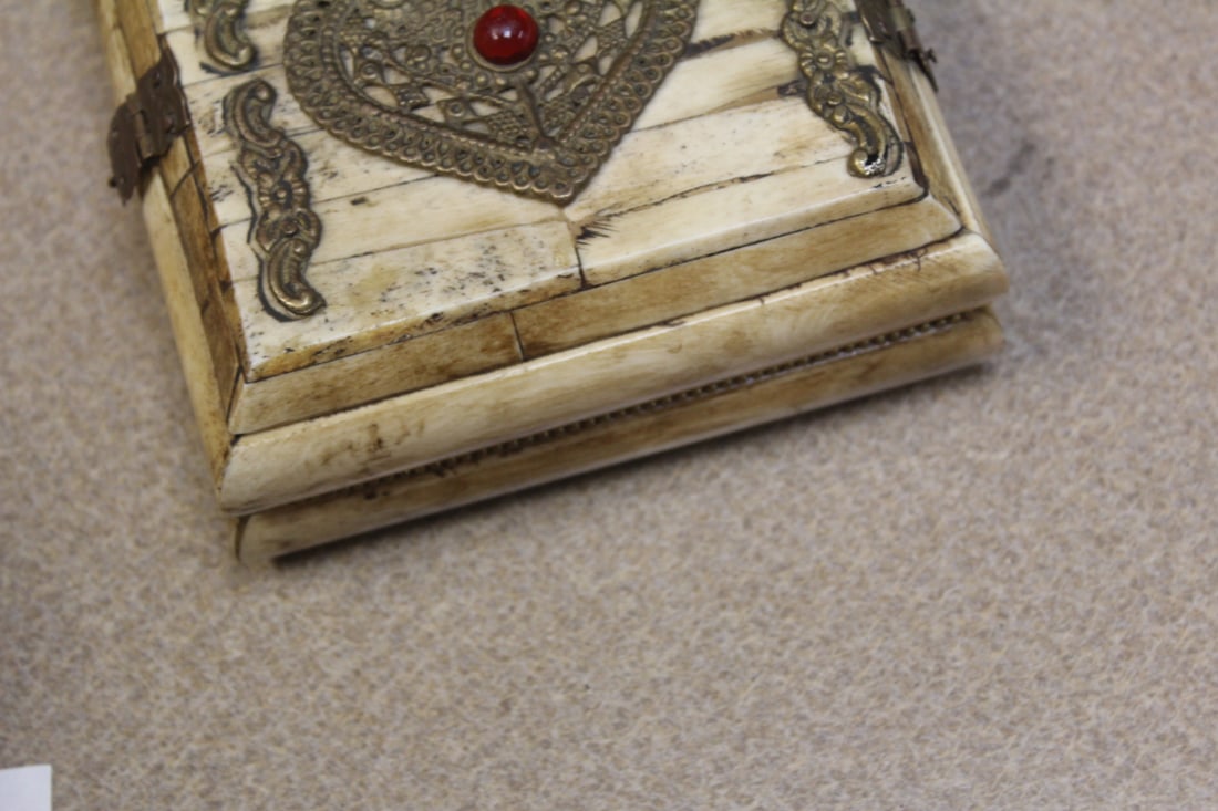 Vintage B o n e Box - 9