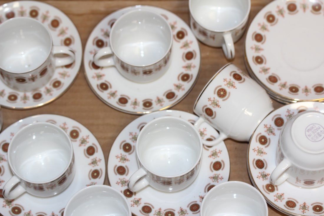 Set of 11 Chinese Export Cups and Saucers - 2