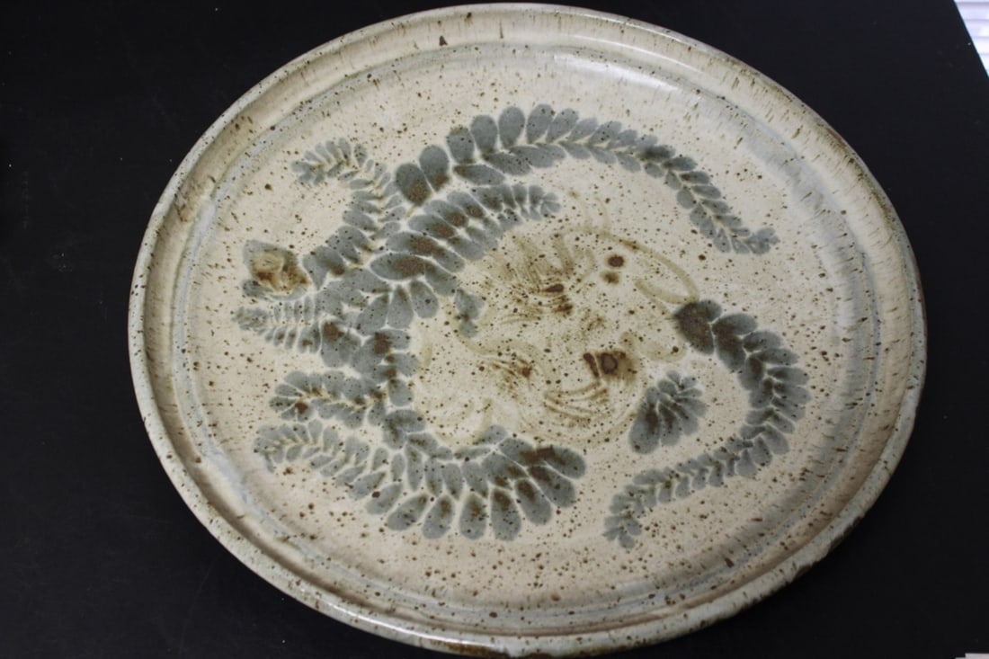 A Pottery Charger - Art Pottery: 19 inches in diameter