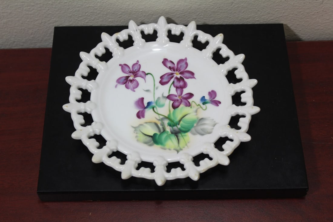 A Lefton China Reticulated Fruit Plate: 8 1/8" in diameter