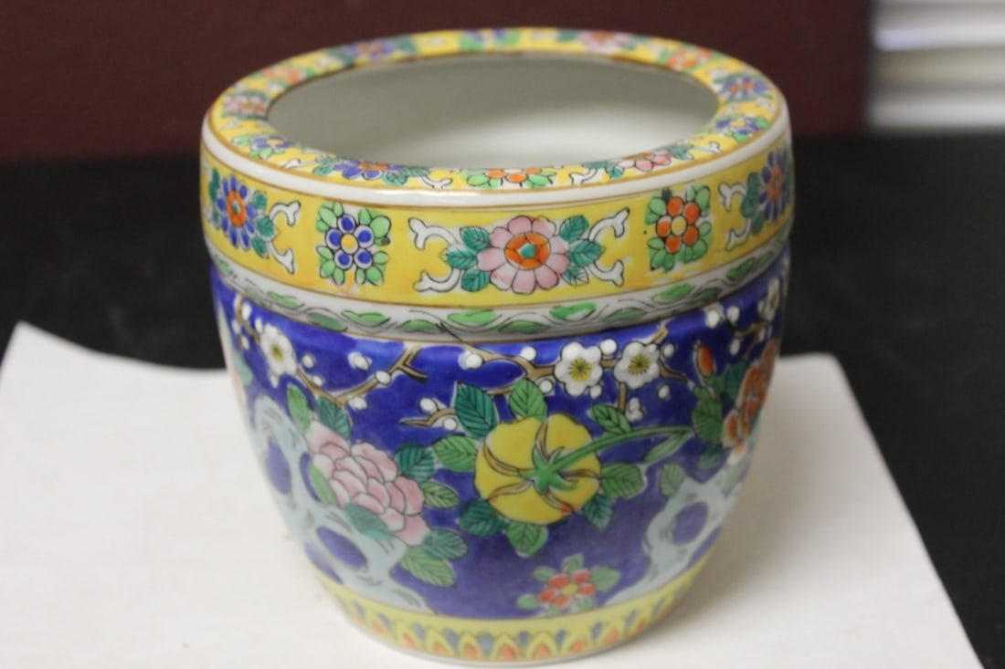 An Oriental Ceramic Small Pot: Vintage - 5 1/2" tall
