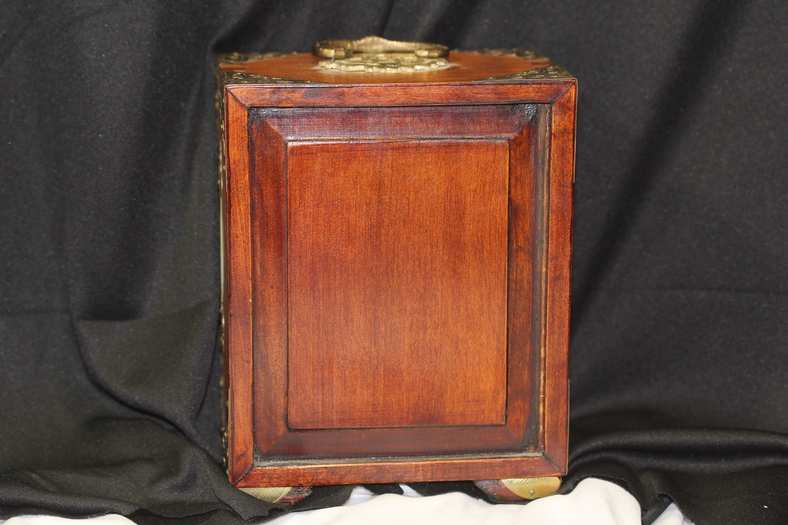 A Vintage Chinese Jade and Wood Jewelry Box - 7