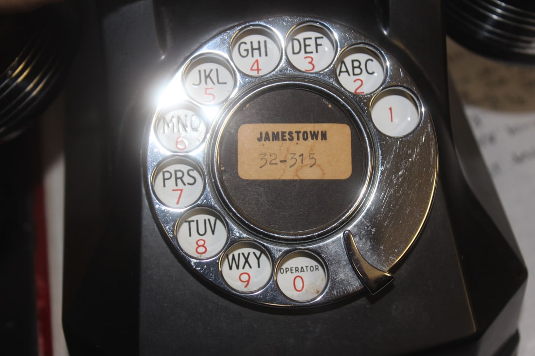 A Vintage Bakelite Telephone - 2