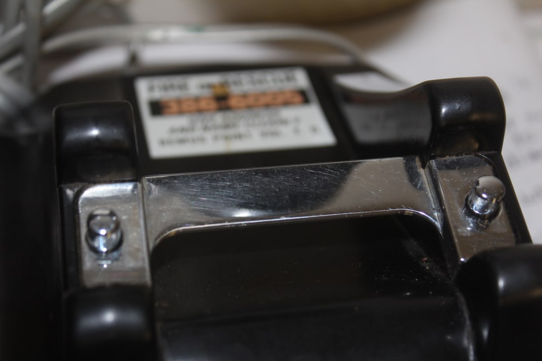 A Vintage Bakelite Telephone - 4