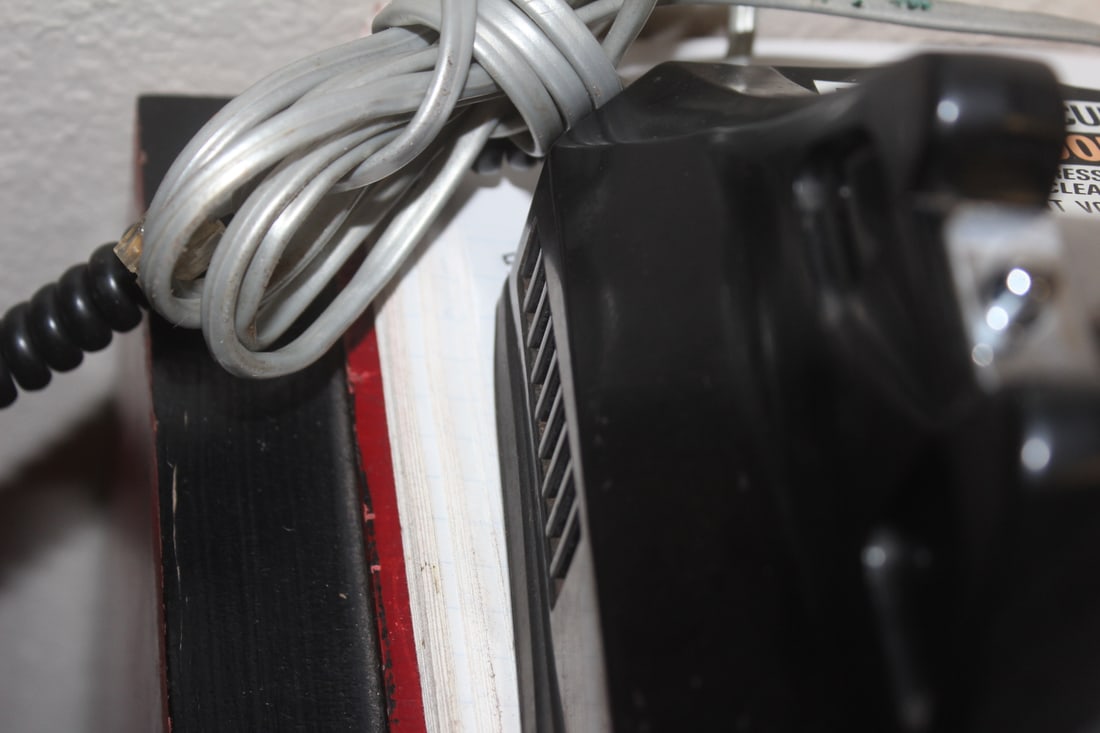 A Vintage Bakelite Telephone - 7