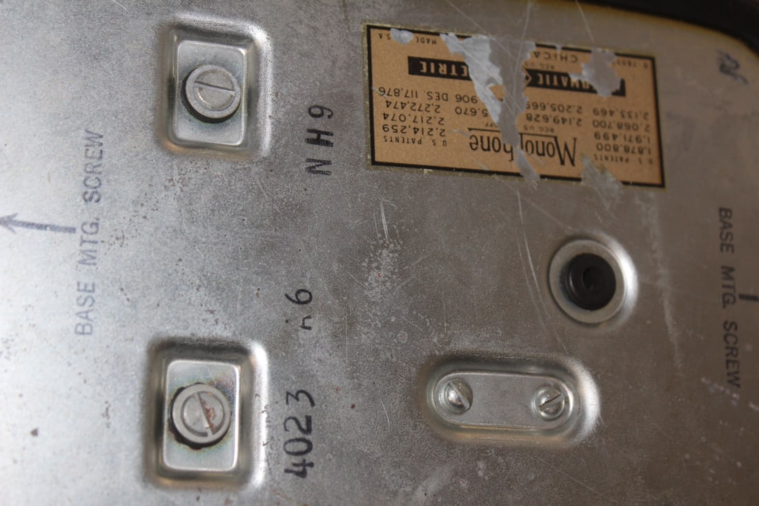 A Vintage Bakelite Telephone - 8