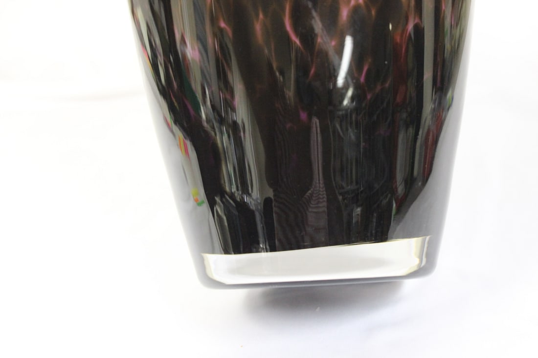 An Art Glass Vase - 8