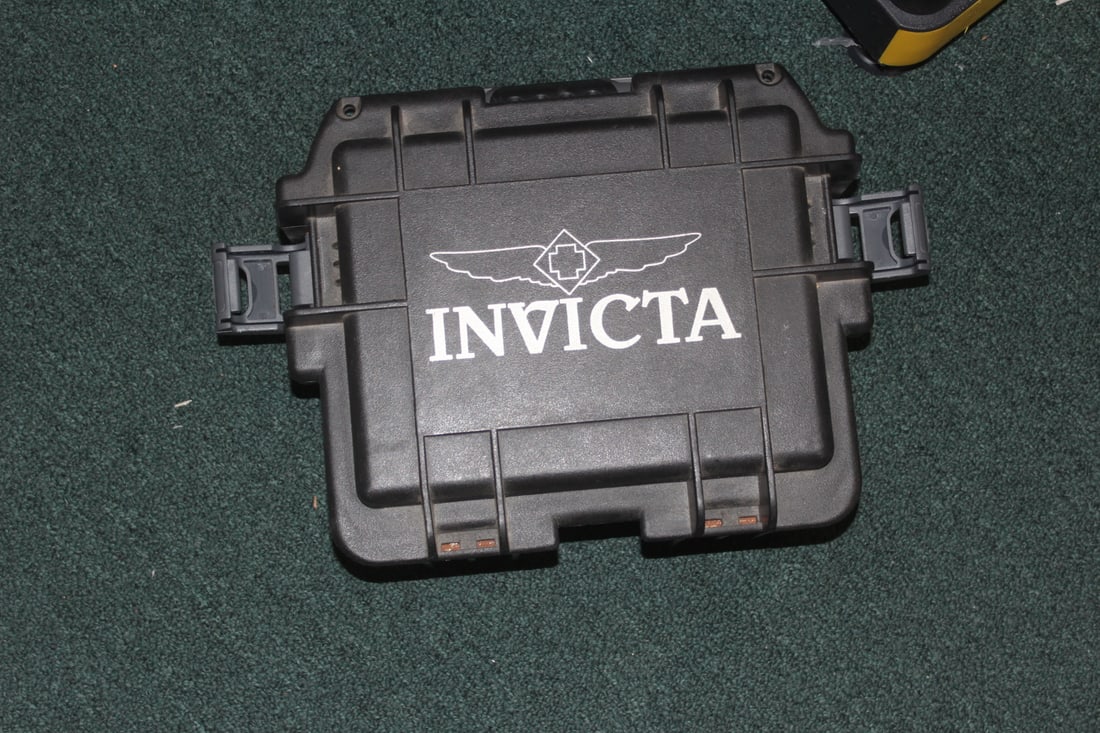 Empty 3 Slots Invicta Watch Case: plastic - 12 inches across