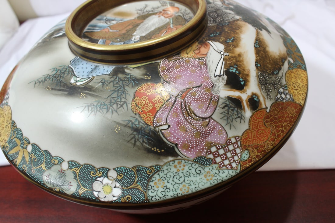 A Large Kutani Bowl with Lid - 15