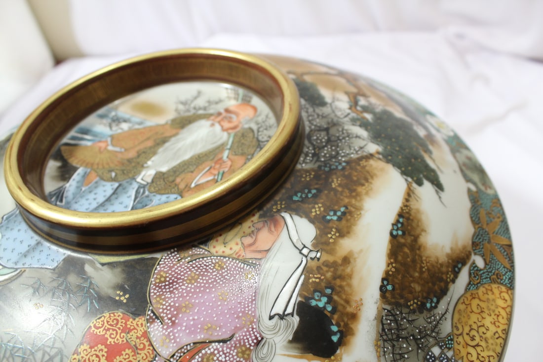 A Large Kutani Bowl with Lid - 16