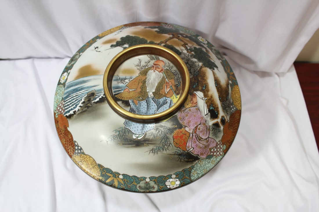 A Large Kutani Bowl with Lid - 2
