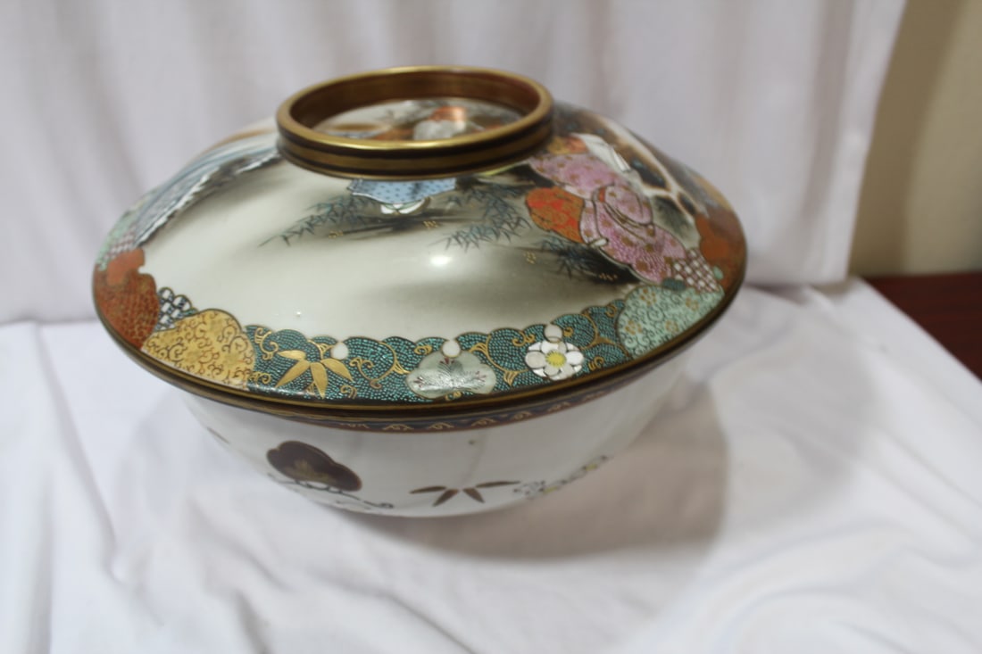 A Large Kutani Bowl with Lid - 3