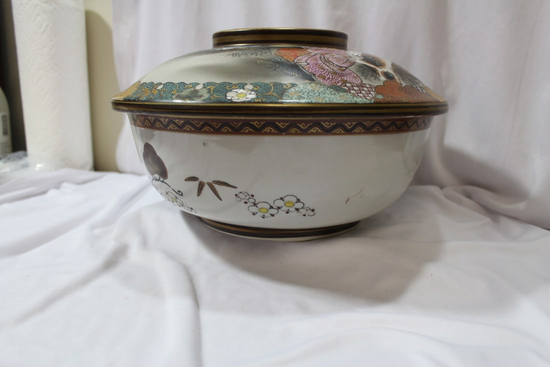 A Large Kutani Bowl with Lid - 4