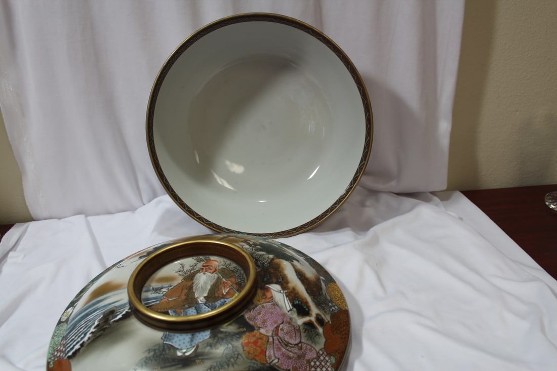 A Large Kutani Bowl with Lid - 5