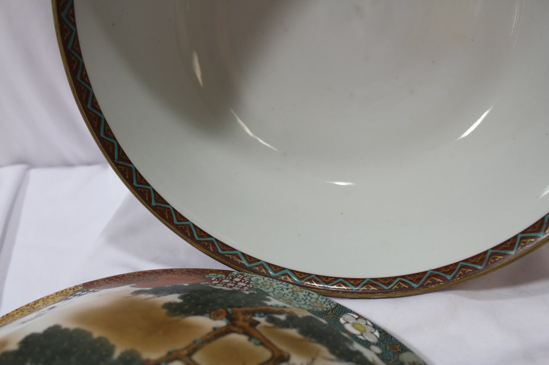 A Large Kutani Bowl with Lid - 6
