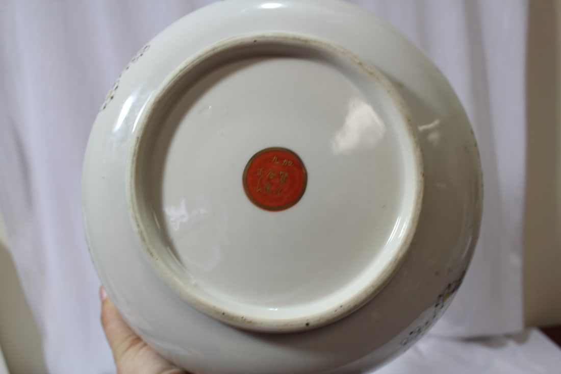 A Large Kutani Bowl with Lid - 7